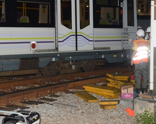 610線輕鐵於8月29日進入兆康站一號月台時偏離路軌。資料圖片