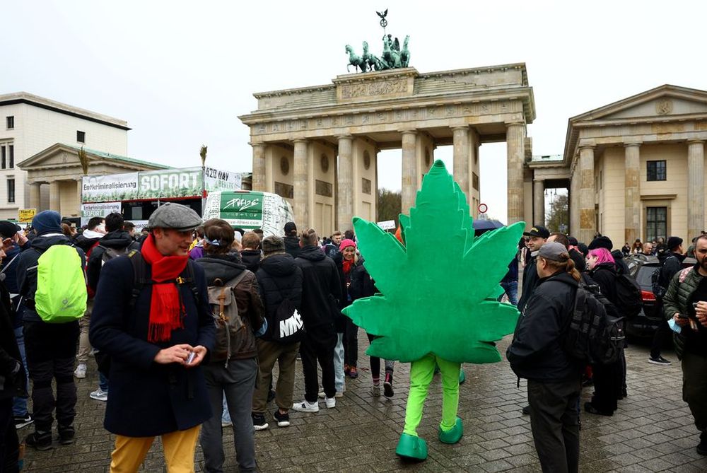 德国柏林勃兰登堡门前，一名身著大麻叶服装的示威者，抗议大麻合法化。路透