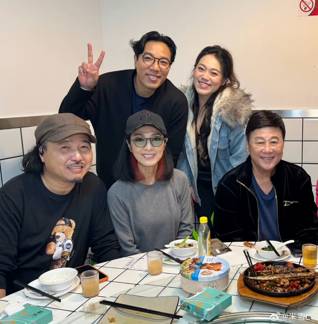 夏雨、米雪與同台演出的藝人聚餐。 夏雨、米雪與同台演出的藝人聚餐。