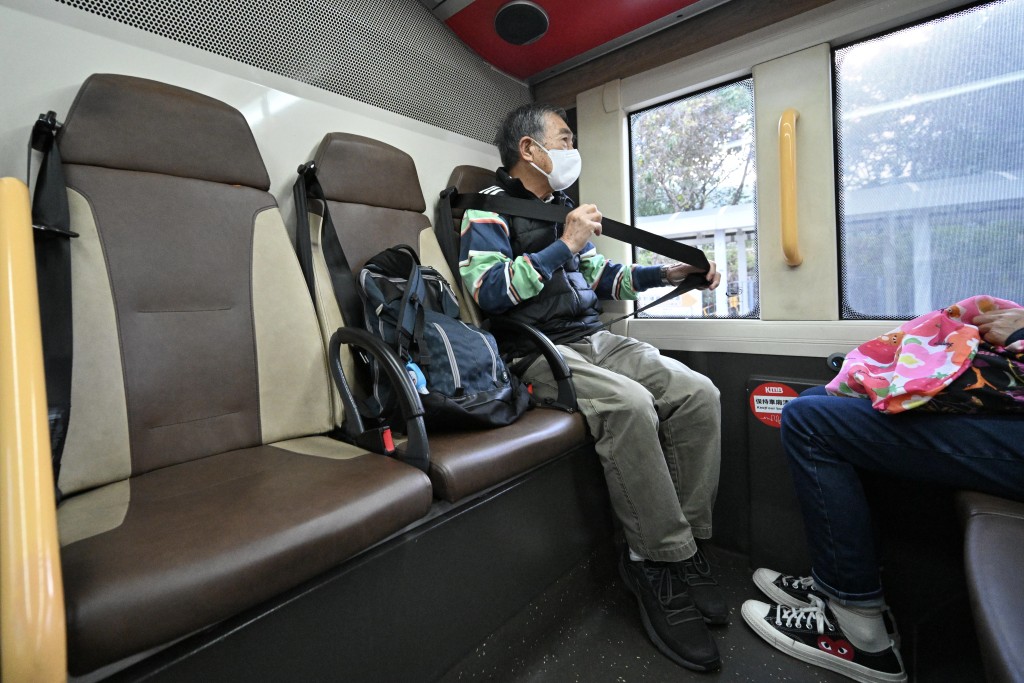 部分人認為巴士現有的安全帶設計,對短途乘客構成不便。 部分人認為巴士現有的安全帶設計,對短途乘客構成不便。