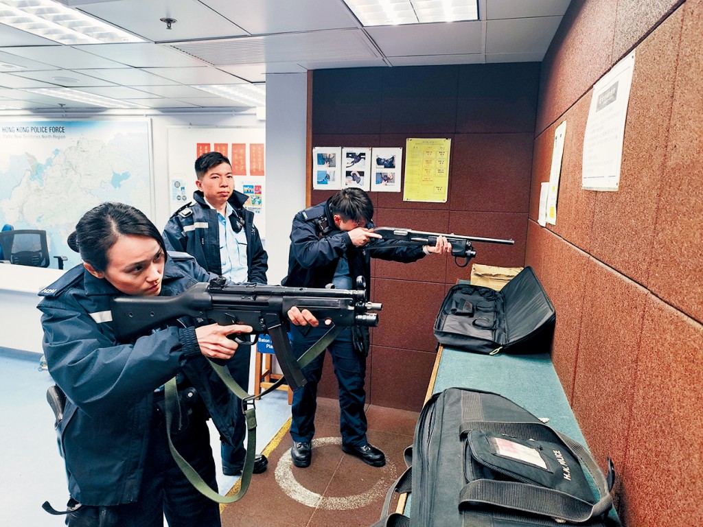衝鋒隊灌偉謙、徐婉怡及黃駿禧在日常工作中,需面對各種突發情況。
