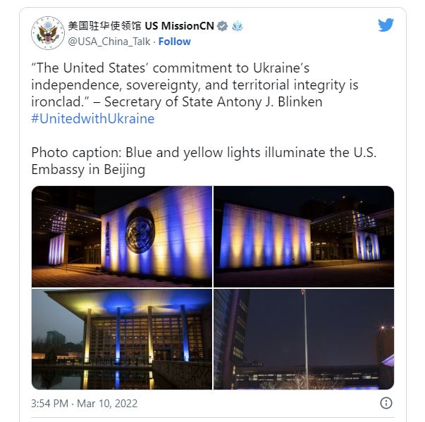 美國駐京使館用燈光展示烏克蘭國旗色。