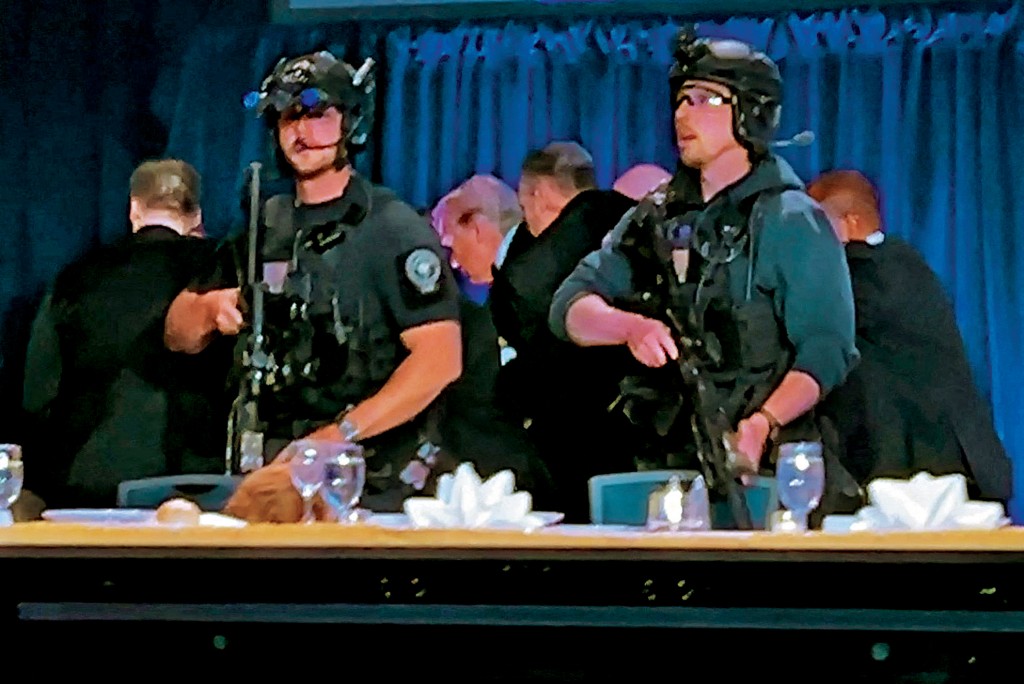 白宮記協晚宴會場外響起槍聲後，特勤局人員緊急護送特朗普離開。