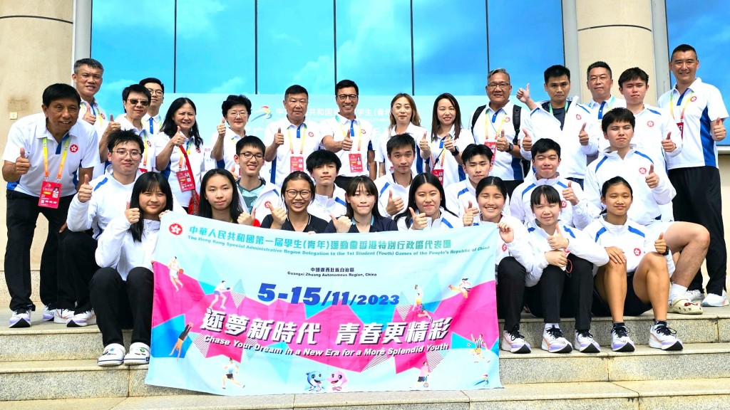 特區代表團籌委會與一眾港隊羽毛球運動員合照。雷雄德提供相片