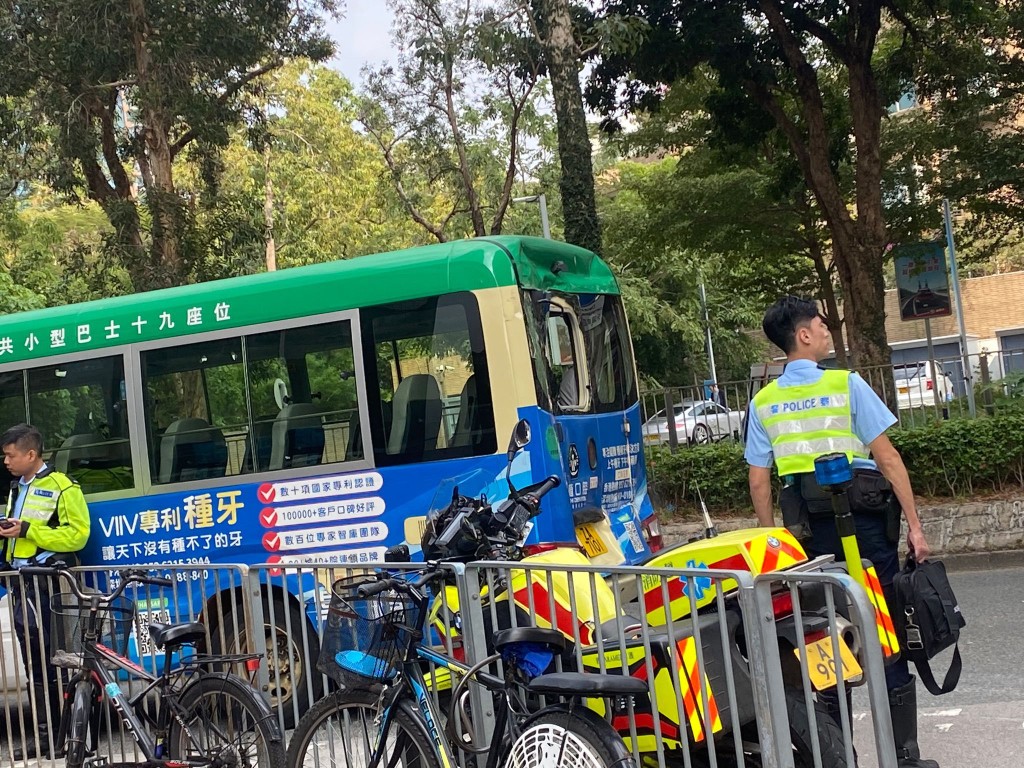 小巴車尾玻璃窗破爛。fb 馬路的事討論區Bosco Chu圖片 小巴車尾玻璃窗破爛。fb 馬路的事討論區Bosco Chu圖片