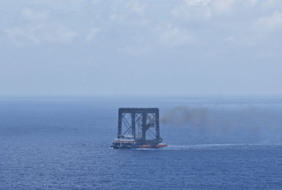 這是海上回收平台通過網繫捕獲方式成功回收長征十號乙運載火箭一子級(無人機照片)。新華社 這是海上回收平台通過網繫捕獲方式成功回收長征十號乙運載火箭一子級(無人機照片)。新華社