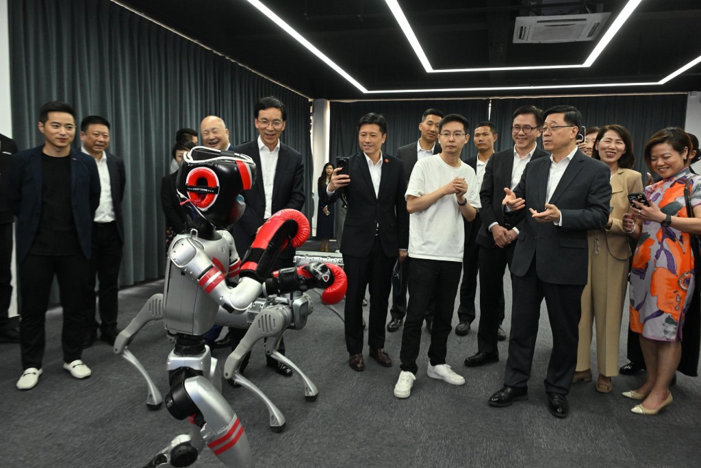 特首李家超(右三)參訪杭州宇樹科技有限公司。政府新聞處 特首李家超(右三)參訪杭州宇樹科技有限公司。政府新聞處