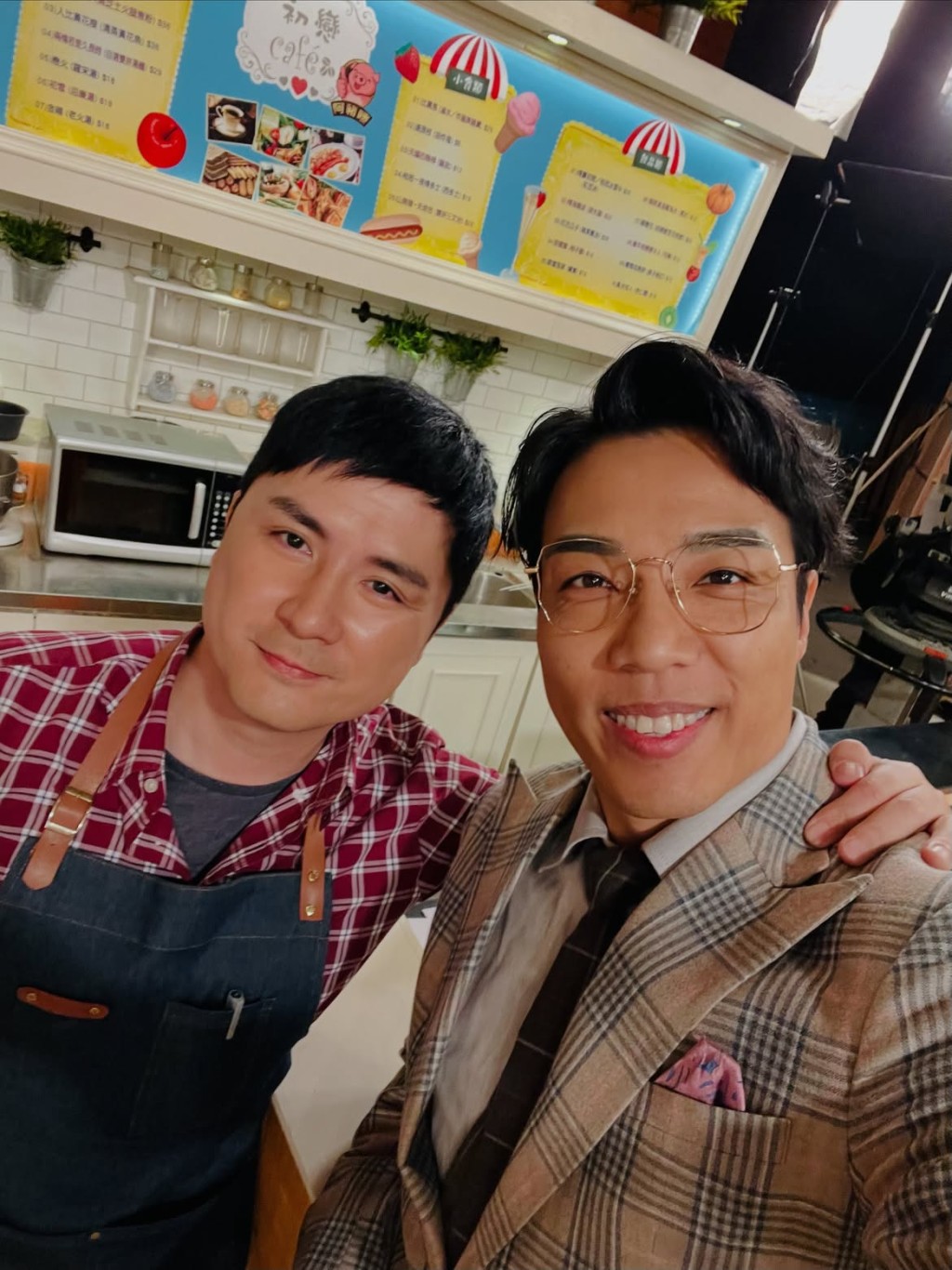 鄭世豪與「初戀Cafe」的李泳豪合照。