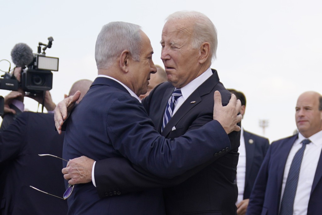 拜登刚结束在以色列旋风式访问，和内塔尼亚胡会晤及拥抱。美联社