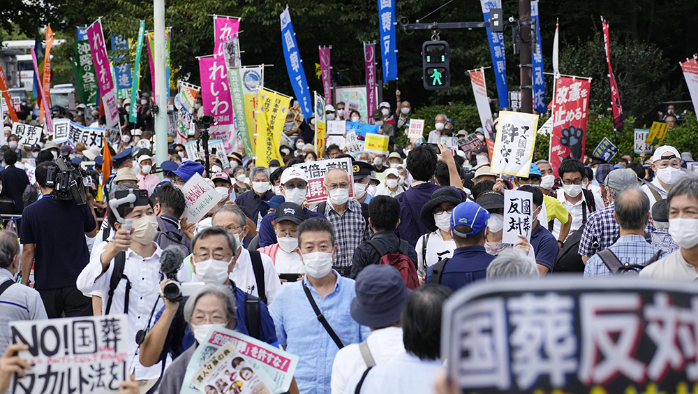 日本前首相安倍晋三国葬仪式当天日本民间反对团体场外集会抗议。AP