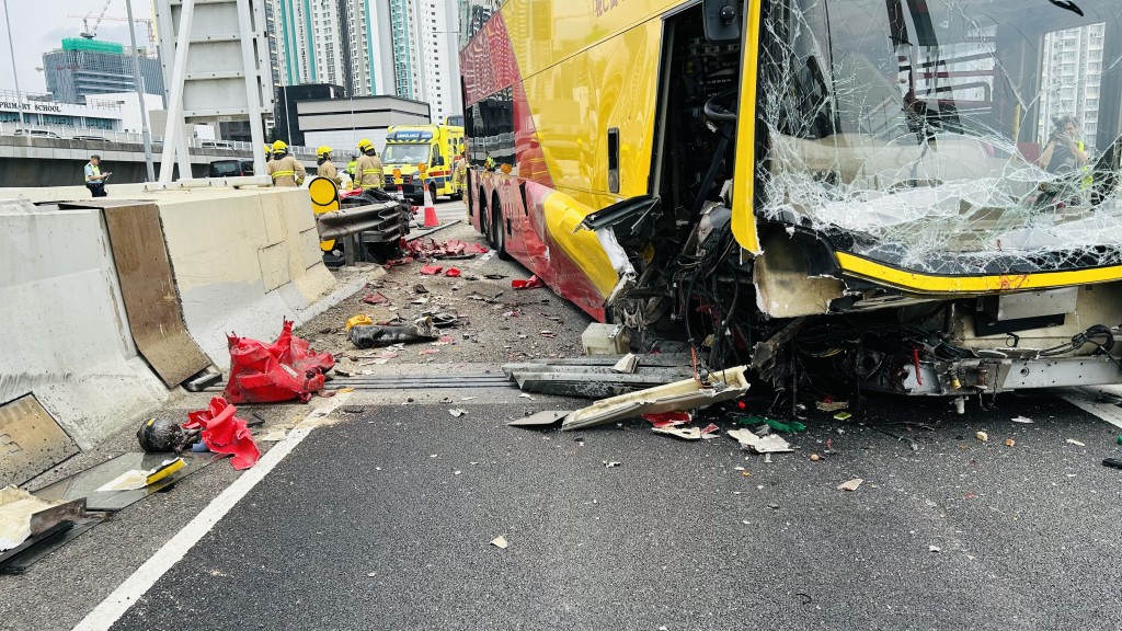 西九龍公路城巴猛撞防撞欄及水馬22人受傷包括小童| 星島日報