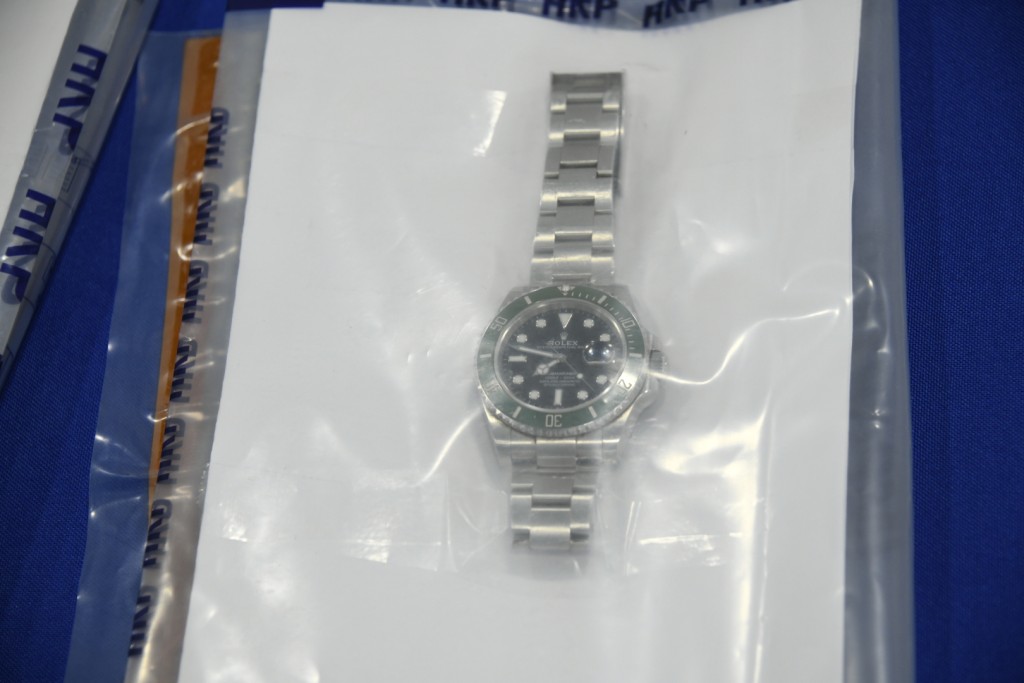 警方檢獲大批證物,包括名錶。楊偉亨攝 警方檢獲大批證物,包括名錶。楊偉亨攝