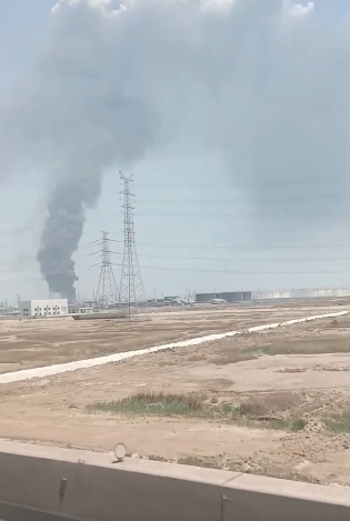 天津一化工厂起火，远处可见白烟升上高空。网片截图