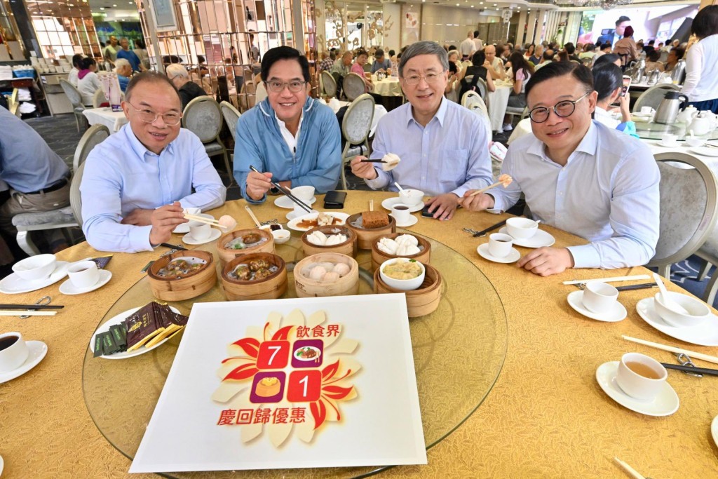 卓永興、黃偉綸、張國鈞和曾國衞一起到酒樓歎茶。卓永興FB圖片 卓永興、黃偉綸、張國鈞和曾國衞一起到酒樓歎茶。卓永興FB圖片