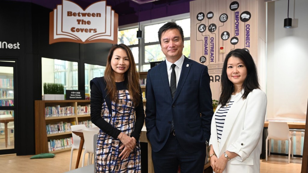 宏信書院總校長林克忠博士(中)、高中部校長Melissa HO（右）及初中部校長Clarice CHEUNG（左）帶領中學教學團隊。