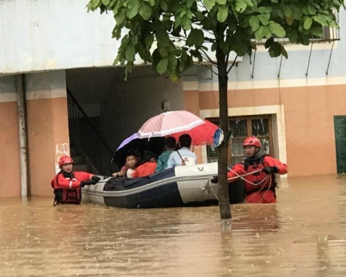 消防救援人員轉移被困人士。(網圖)