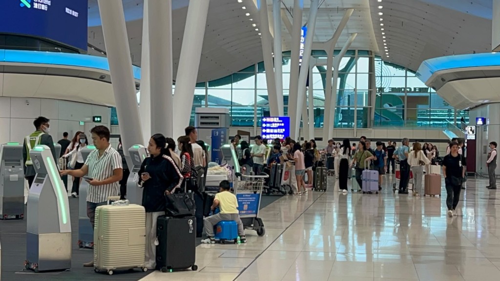 今早旅客如常出发赴福冈。杨伟亨摄