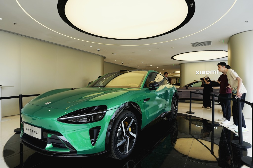 在北京一家小米汽車門店,新發佈的小米YU7汽車受消費者關注。中新社 在北京一家小米汽車門店,新發佈的小米YU7汽車受消費者關注。中新社