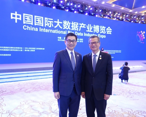 在貴陽出席2018中國國際大數據產業博覽會開幕式，政府資訊科技總監楊德斌亦有出席。