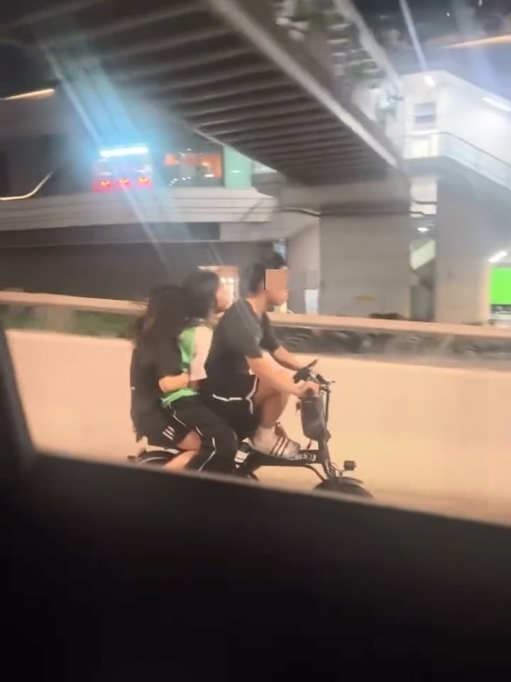 一名青年在元朗踩電動單車飛馳,車後更載有兩人。網上片段截圖 一名青年在元朗踩電動單車飛馳,車後更載有兩人。網上片段截圖