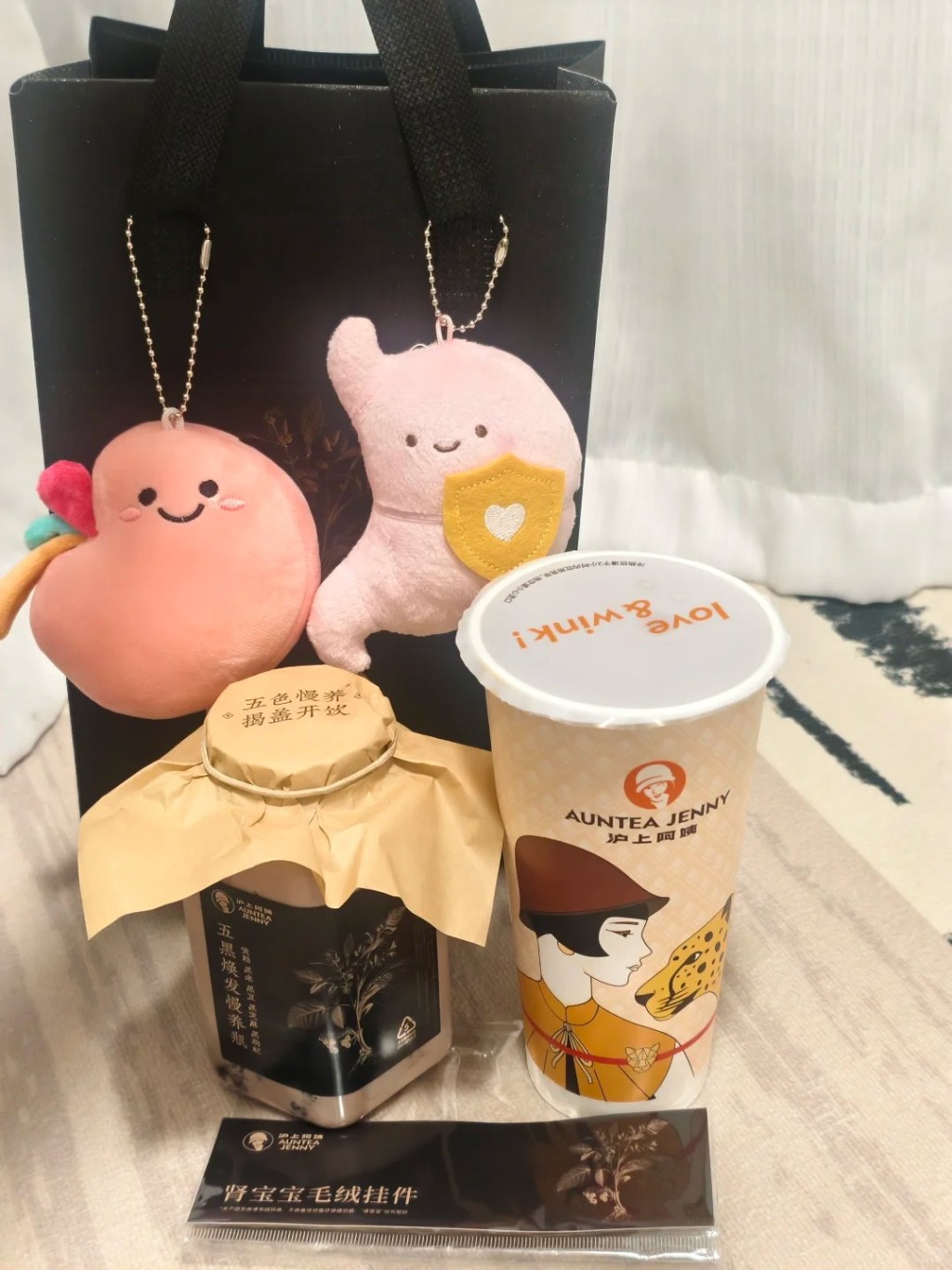 知名茶飲「滬上阿姨」除了子宮外,也曾送出胃和腎玩偶。小紅書@茶姐 知名茶飲「滬上阿姨」除了子宮外,也曾送出胃和腎玩偶。小紅書@茶姐