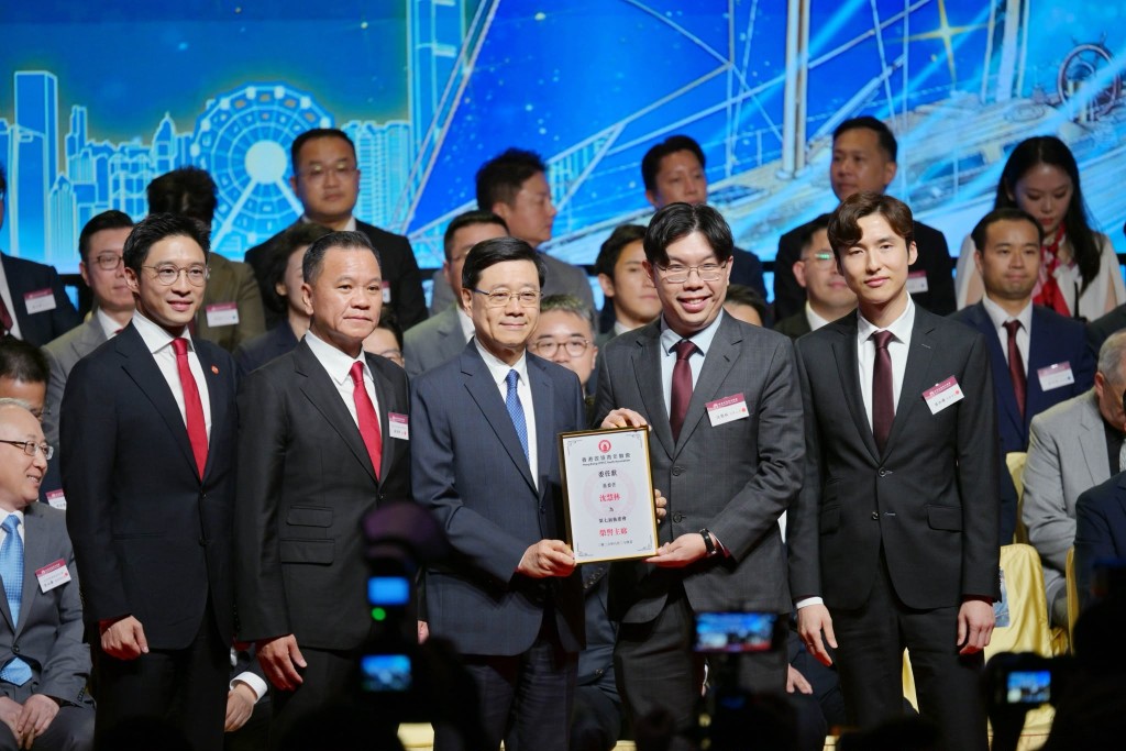 行政長官李家超(左三)在香港政協青年聯會創會會長蔡加讚(右一)、港區省級政協委員聯誼會主席蘇清棟(左二)和會長霍啟山(左一)的陪同下,頒發榮譽主席委任狀予第六屆執委會主席沈慧林(右二)。 行政長官李家超(左三)在香港政協青年聯會創會會長蔡加讚(右一)、港區省級政協委員聯誼會主席蘇清棟(左二)和會長霍啟山(左一)的陪同下,頒發榮譽主席委任狀予第六屆執委會主席沈慧林(右二)。