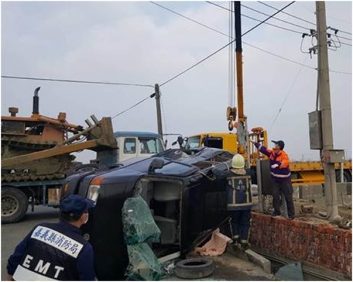 客貨車側翻在路旁擋風玻璃碎裂。