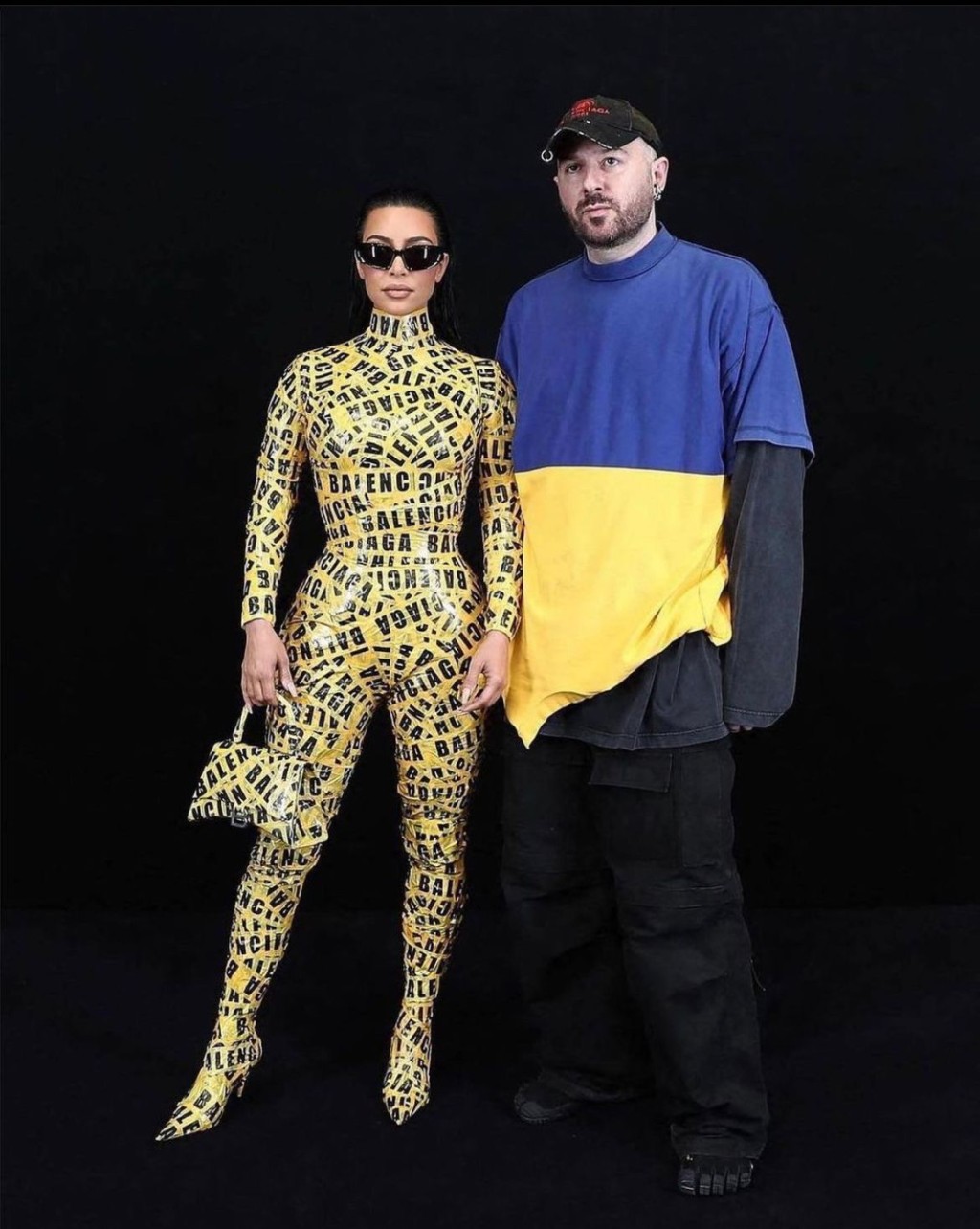 Kim與穿上烏克蘭國旗、藍黃色服裝表態的品牌創意總監Demna Gvasalia合照。