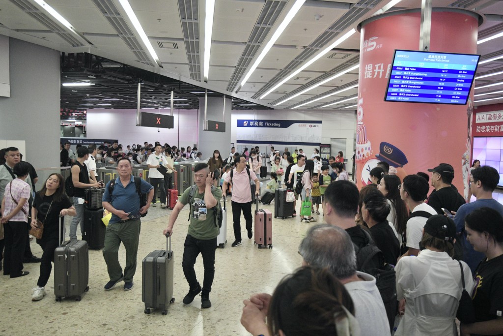 高鐵西九龍站有大批旅客入境。陳浩元攝