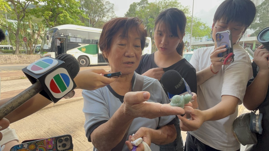 張太在睡房中尋回一對玉龜。曾志恒攝