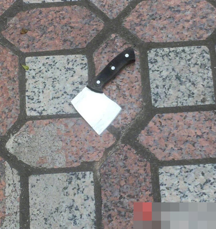 涉事菜刀斷成兩截。網圖