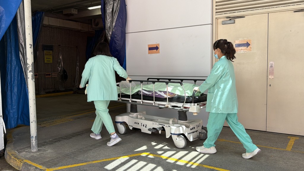 死者遺體移往殮房待驗。梁國峰攝 死者遺體移往殮房待驗。梁國峰攝