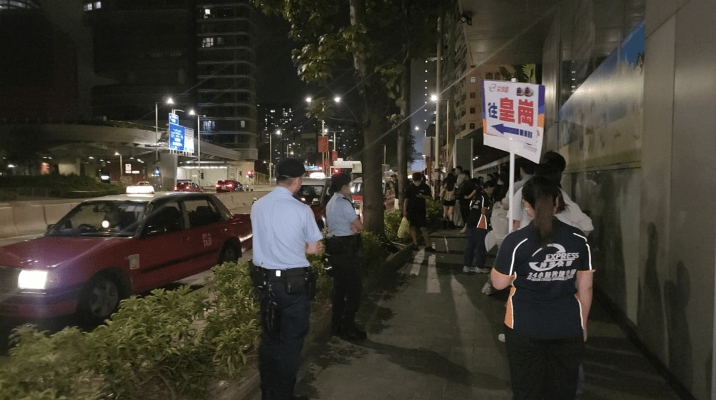 周四（1日）晚上煙花匯演結束後，大批旅客陸續抵達柯士甸道一帶的過境巴士候車處。黎志偉攝