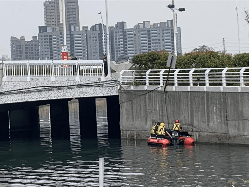 警方繼續在運河上尋找屍骸。　中時資料圖