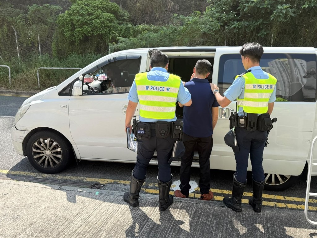 被捕男子带署调查。