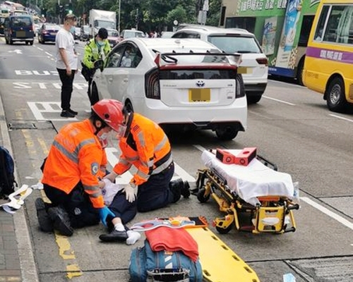 救護員趕至為傷者進行急救。網上圖片
