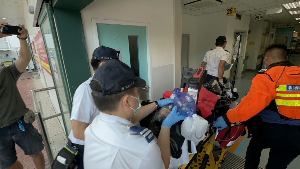 墮海女子昏迷，由救護車送院。