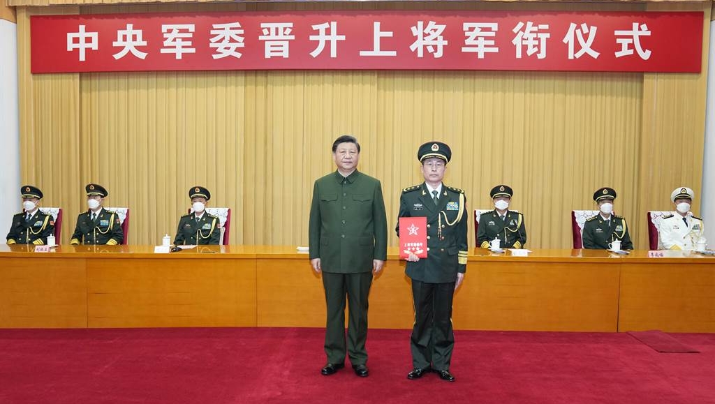 習近平授銜，中部戰區司令員黃銘晉升上將。