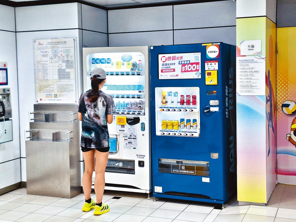 「無人經濟」興起，現時全港約有逾萬部自動售賣機，拓展「無人零售」版圖。