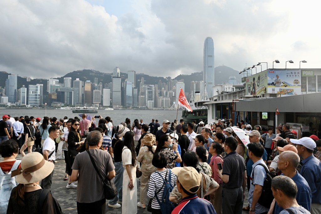 2007年「一簽多行」推出，本港樓市亦大為受惠，價量齊升，中原城市領先指數CCL由2007年底66.98點，升至2015年最高146.92點。