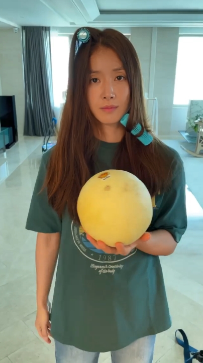 李施昤起初完全唔似該馬騮。