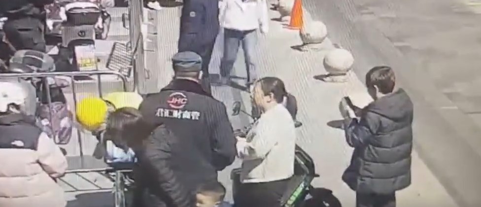 闭路电视拍下侯富送幼童到医院的情况。《新京报》