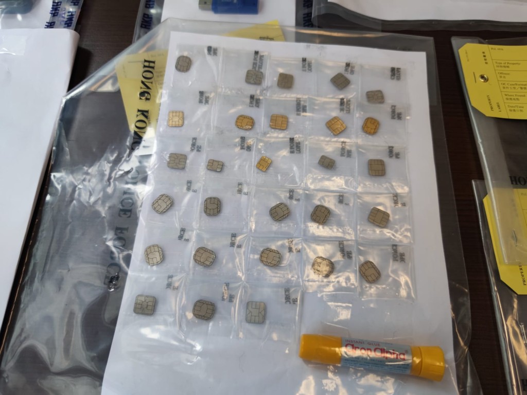 警方展示檢獲的信用卡晶片。梁國峰攝