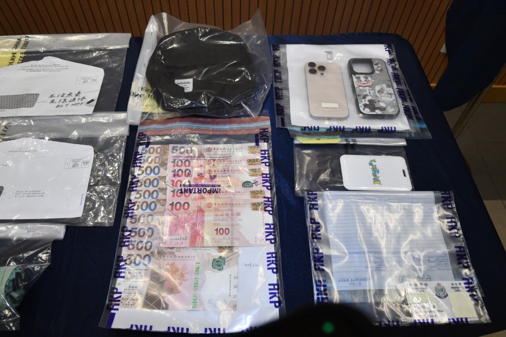 警方展示證物。 警方展示證物。