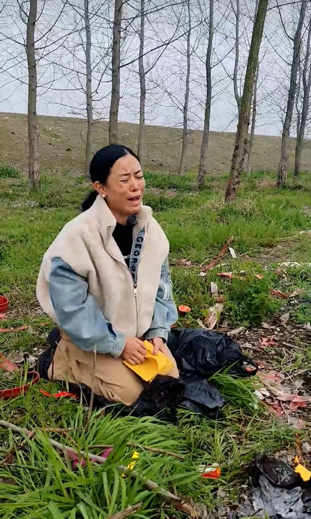 找回弟弟李鑫後李林來到母親墳前,希望母親保佑她順利找回父親。 找回弟弟李鑫後李林來到母親墳前,希望母親保佑她順利找回父親。