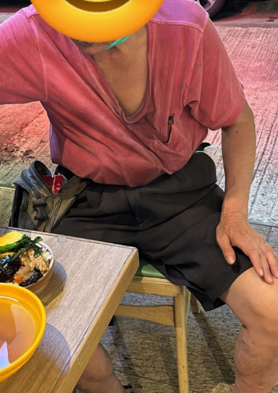 伯伯身穿一件略为褪色的粉红色T恤和黑色短裤。（图片：银杏馆facebook）