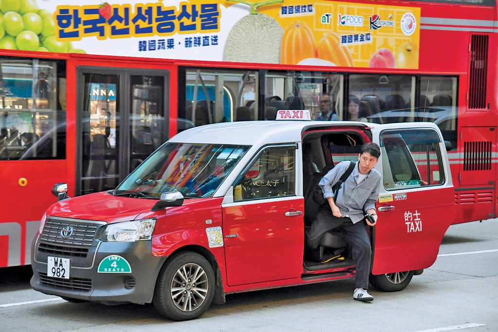 運輸及物流局會積極研究在的士車廂內安裝攝錄機。