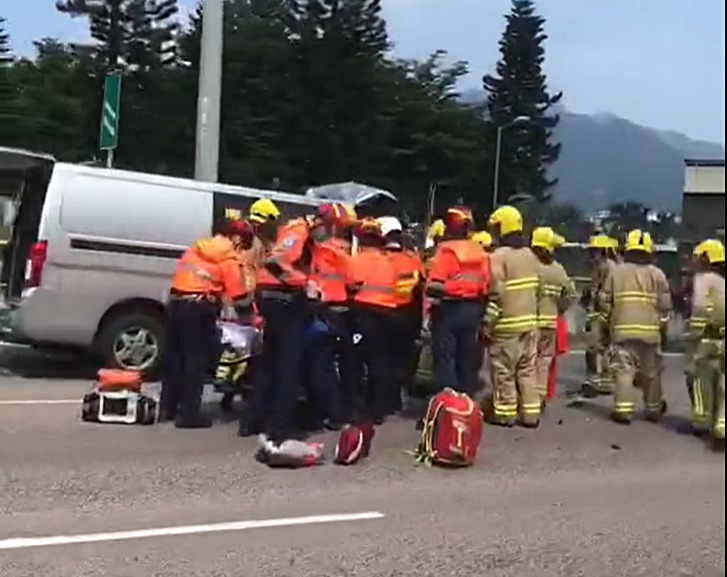 大批消防拯救被困司機。網上圖片