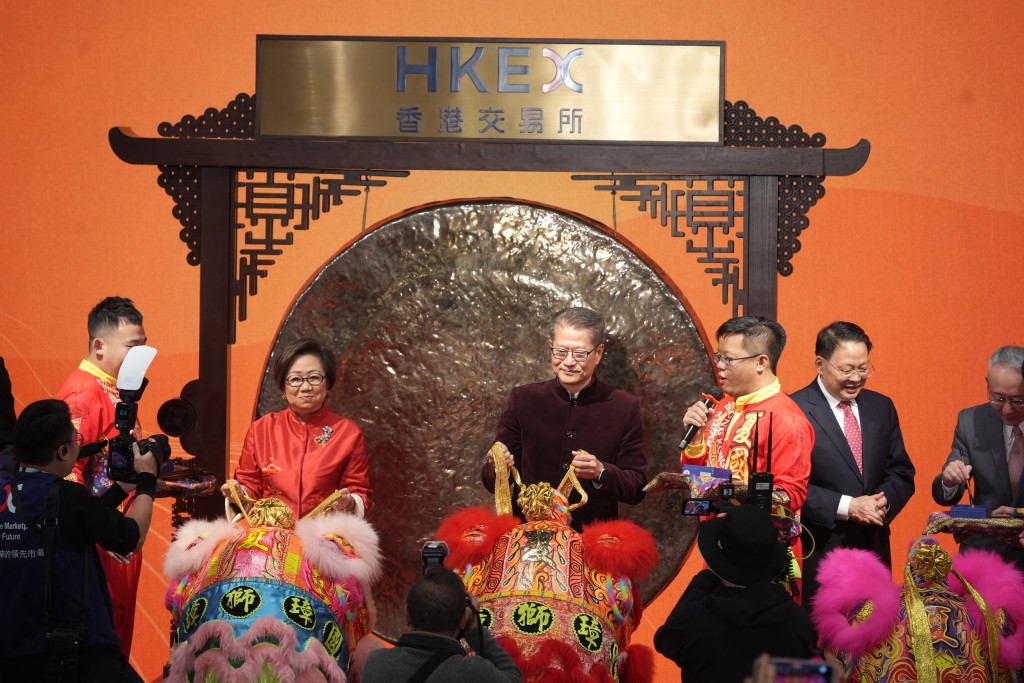 陳茂波與港交所主席史美倫(左)一同主持港股新春開市儀式。吳艷玲攝