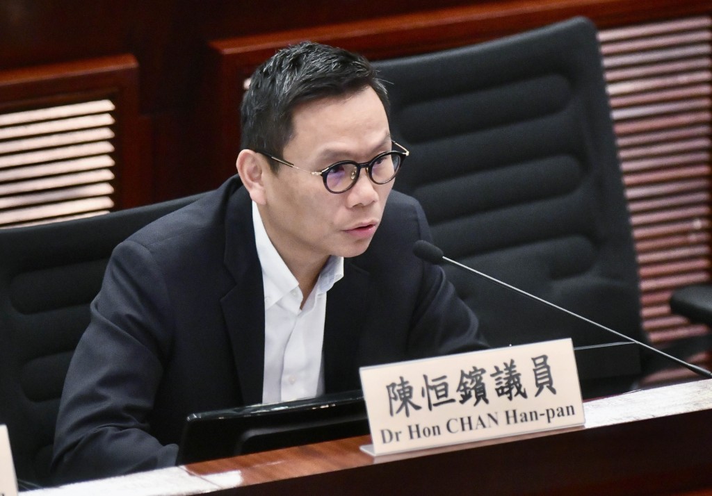 陳恒鑌認為,必須先有一套具說服力、效果良好且不滋擾司機的合適系統,才能全面強制私家車或其他商用車輛安裝。資料圖片 陳恒鑌認為,必須先有一套具說服力、效果良好且不滋擾司機的合適系統,才能全面強制私家車或其他商用車輛安裝。資料圖片